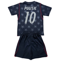 Camisa de Futebol Estados Unidos Christian Pulisic #10 Equipamento Secundário Infantil Mundo 2026 Manga Curta (+ Calças curtas)